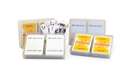 2 jeux de cartes dans un étui en plastique